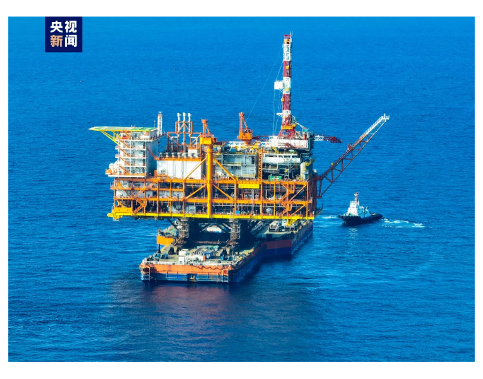 用钢量超2个“小蛮腰” 万吨级海洋油气平台完成海上安装