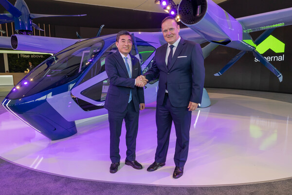 现代汽车集团（ Hyundai Motor Group ）总裁兼Supernal首席执行官Jaiwon Shin和Sigma Air Mobility首席执行官Christophe Lapierre在法恩伯勒国际航展（ Farnborough Internatio<i></i>nal Airshow ） Supernal度假木屋的签约仪式上完成了合作。