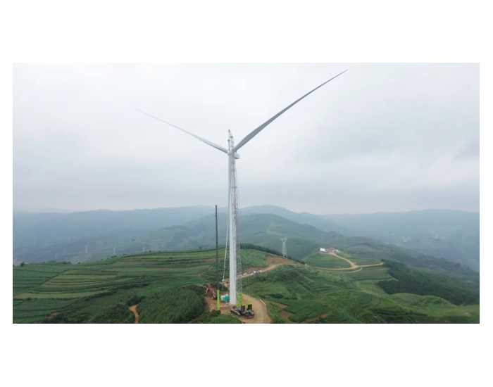 贵州金元么站风电项目首台风机吊装成功