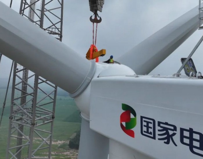 国家电投内蒙古赤峰市巴林右旗火电灵改440MW风电项目首台风机吊装成功