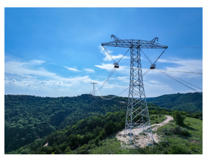 陇东至山东±800千伏特高压工程成功跨越延西高速公路