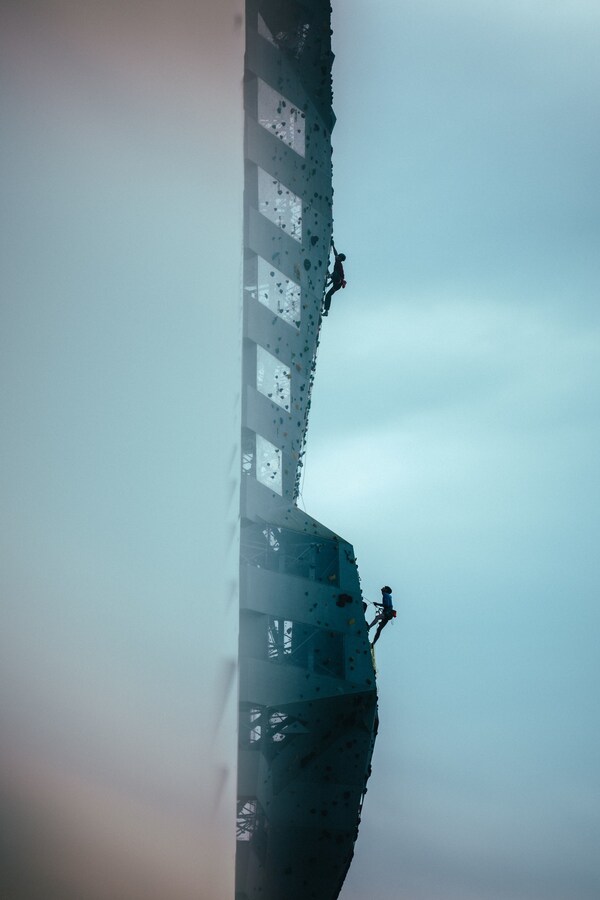 This symbolic climb not o<i></i>nly highlights the physical challenges overcome by athletes but also underscores the commitment to enviro<i></i>nmental stewardship within the sporting community. (©Petr Chodura / Mammut Sports Group AG)