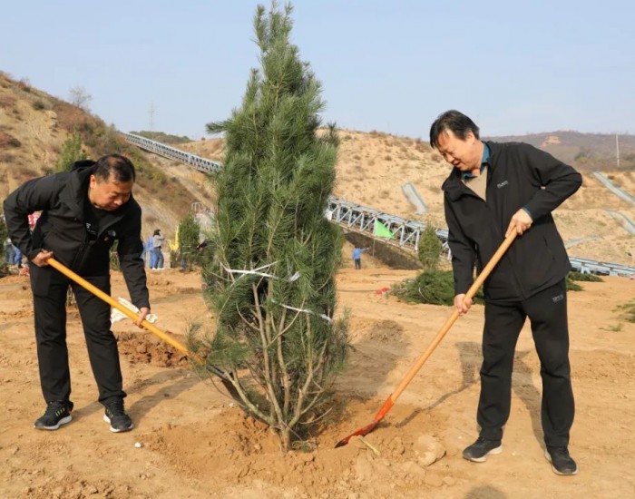 <em>山西焦煤</em>霍州煤电三交河矿矸石山上添新绿