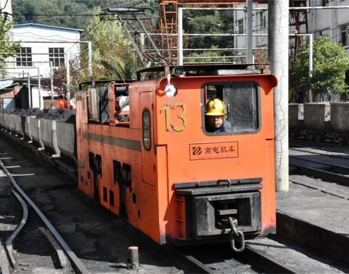 川煤集团华荣公司唐家河煤矿加压奋进跳起摸高冲刺