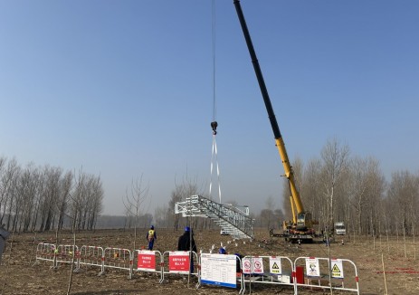 辽宁阜新彰武五峰300MW风电项目集电线路首基铁塔组立完成