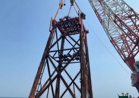 涠洲10-3油田西区井口平台海上安装顺利完工