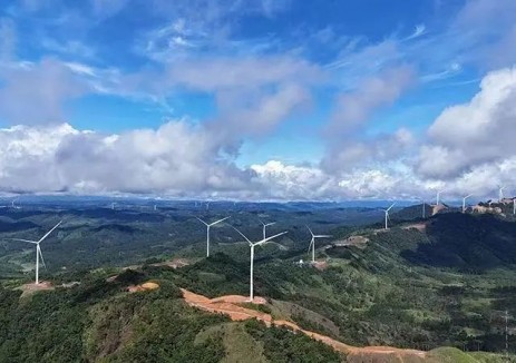 打造“东南亚<em>蓄电池</em>”！亚洲首个跨境输电新能源项目吊装全部完成