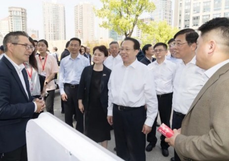 加快从数量增长向品质跃升转变，促进生态空间与城市功能有机共生！上海市长龚正调研公园城市建设工作