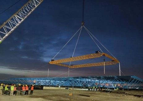 河北华电昌黎500MW海上光伏试点项目钢网架平台首吊成功