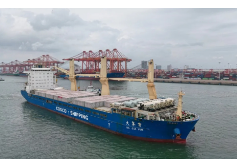 中远海运护航全球最大电网侧储能项目首批柜体出海