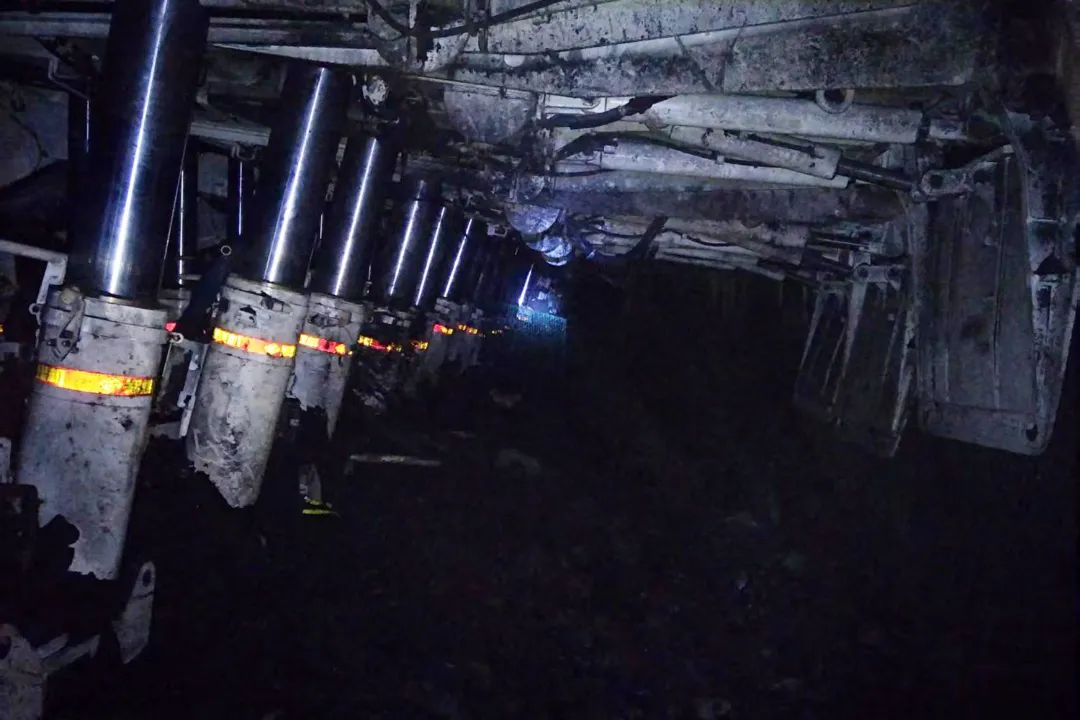 1、吴天岳 鱼卡公司圆满完成1273工作面基本液压支架安装 (1).jpg