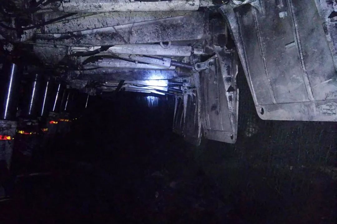 1、吴天岳 鱼卡公司圆满完成1273工作面基本液压支架安装 (2).jpg