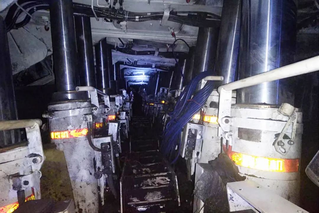 1、吴天岳 鱼卡公司圆满完成1273工作面基本液压支架安装 (3).jpg