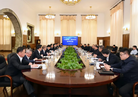 宋海良与鞍钢集团党委书记、董事长谭成旭会谈并见证签署战略合作协议