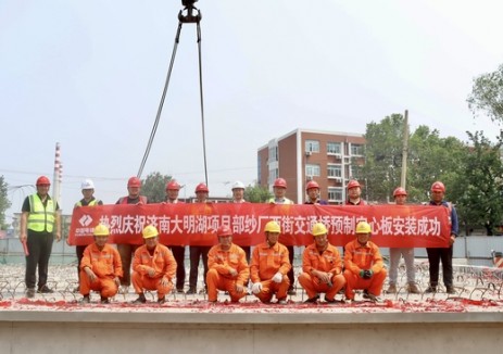 山东济南大明湖项目部前后引河预制箱梁安装成功