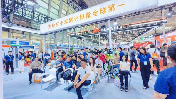 发布会现场人山人海