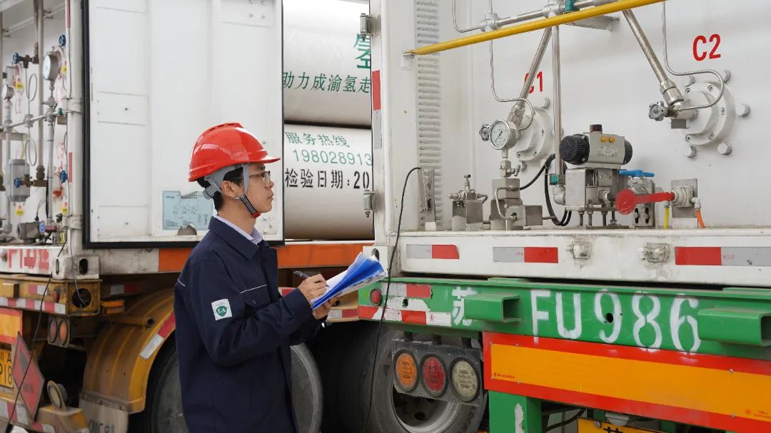 检查氢气长管拖车安全附件.JPG