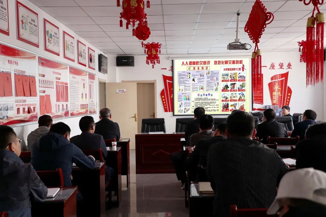 图一 精准宣防，全员筑安   图为该矿生产副矿长王飞到综采一队普及作业岗位的危险因素辨识、事故预防以及避险、自救、互救和应急处置知识.jpg