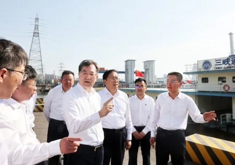 国务院副总理登上“三峡氢舟1”号氢燃料电池动力