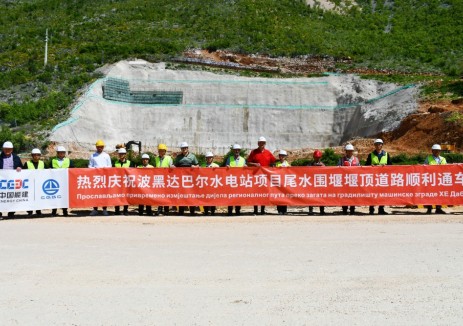 波黑达巴尔水电站尾水围堰堰顶道路通车