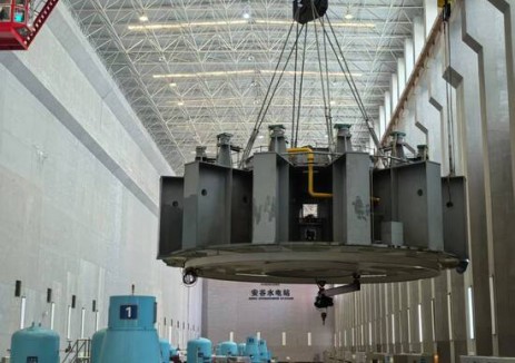 安谷水电站2号机组A级检修下机架吊装成功