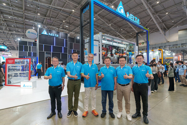 台达亮相COMPUTEX 2025，(右至左)台达电源及系统事业群总经理陈盈源、台达资通讯基础设施事业群总经理黄彦文、台达董事长暨首席执行官郑平、台达电源及零组件事业范畴执行副总裁史文景、台达风扇暨热传导事业群总经理蔡明熹、台达机电事业群副总经理巫泉兴于展位合影。