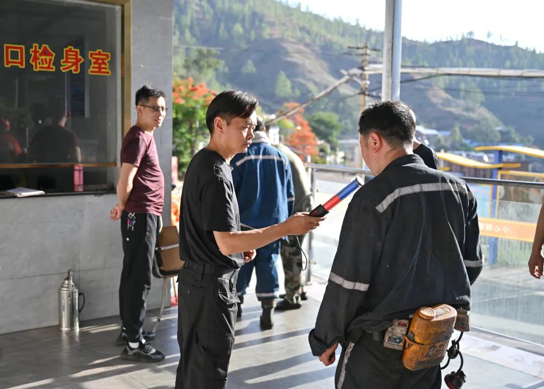 华荣公司小宝鼎煤矿严把入井安全关 筑牢矿井“防护墙”2.jpg