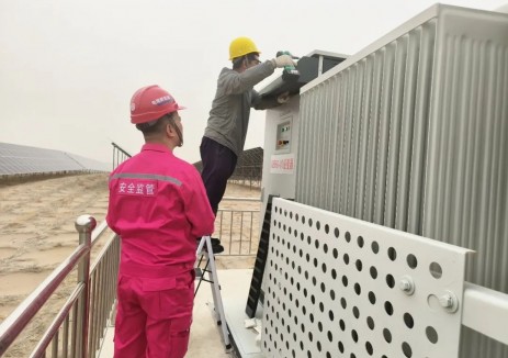电建新能源甘肃分公司凉州治沙光伏电站开展逆变器防尘改造工作