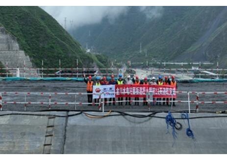金川水电站面板堆石坝工程主体结构浇筑提前11天完