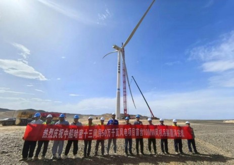 中船哈密十三间房50万千瓦风电项目首台机组完成吊装