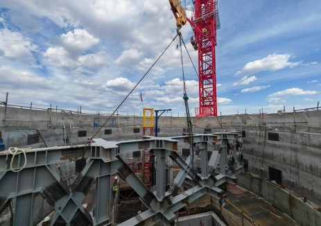 中国能建投资建设的新疆哈密150兆瓦光热电站工程项目吸热塔转换层平台大梁开吊