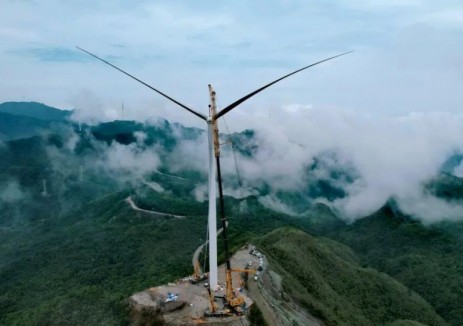 大青山风电场13台风机吊装完成，绿色能源建设大步迈进