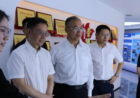 华电能源党委书记、董事长郎国民与三一集团董事、三一重能董事长周福贵举行会谈