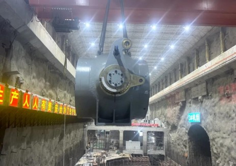 河北易县抽水蓄能电站2号机组进水球阀吊装就位