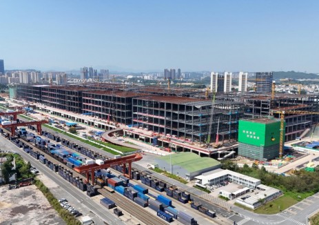 全國首例鐵路蓋上智慧物流園鋼結構主體完工