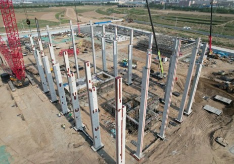 洛阳石化工程建设集团公司包头项目空分装置1#压缩机厂房排架柱吊装完成