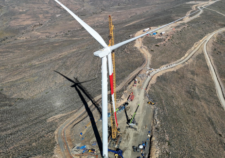 全球在建规模最大的风光储一体化混合能源电站首台风机吊装完成