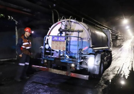 山西焦煤華晉焦煤吉寧公司井下投用防爆型無(wú)軌膠輪灑水車(chē)