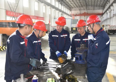 华阳集团运输分公司胶轮车运维中心：76双手托起“车轮上的安全”
