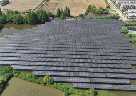 新能公司投资建设的渔光互补光伏项目全容量并网