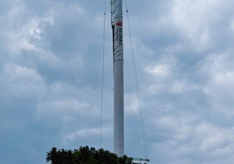 湖南双牌柴君山风电项目首套塔筒顺利吊装