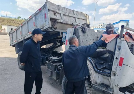 中煤建設山不拉煤礦排查車(chē)輛運輸隱患 助力安全生產(chǎn)月活動(dòng)