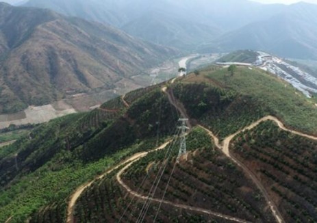 云南新平漠沙灯笼山农林光互补光伏发电项目成功