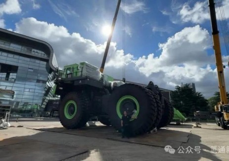 轮胎高3米7，自重172吨，载重260吨，“巨无霸”氢