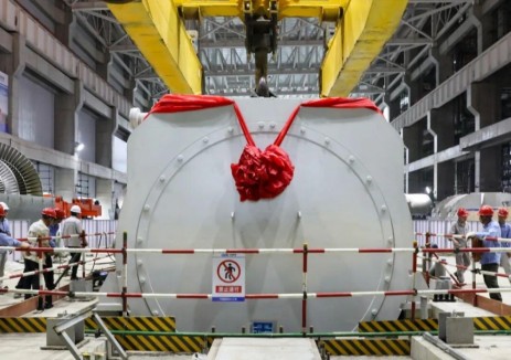 浙能台二电3号机发电机定子吊装就位一次成功