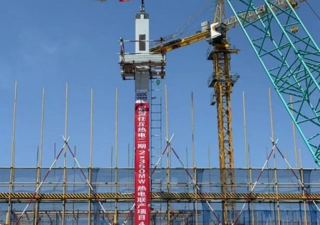 河北任丘热电二期项目4号锅炉首根钢架顺利吊装就