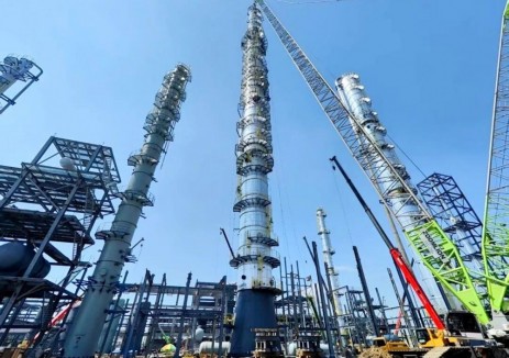 北京石油化工工程有限公司总承包的荆门源晗乙醇装置完成核心设备吊装