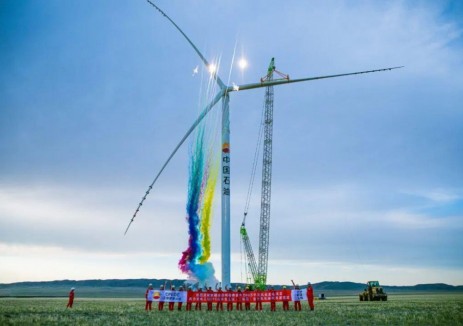 中油新疆工程建设公司首台7.5兆瓦风力发电机吊装成功