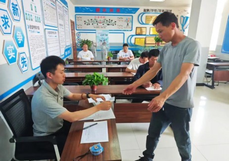 中煤建设山不拉煤矿发放隐患排查卡 助力安全生产