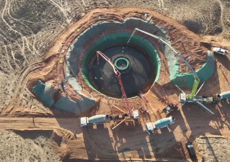 中电建平山湖10万千瓦风电项目首台风机基础浇筑
